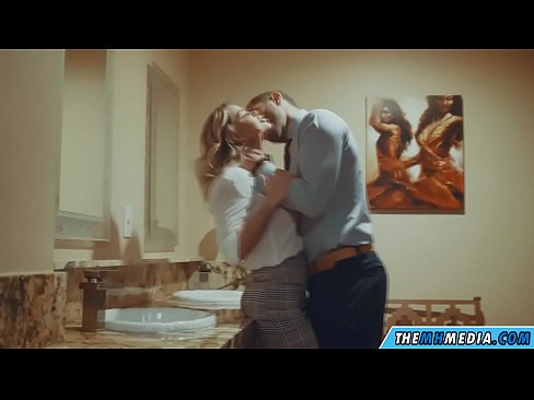 ❤️ Ko vas prsata blondinka zapelje na javnem stranišču ❤️ Fuck video pri nas ❌️